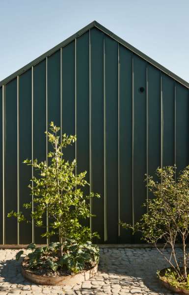 For KATTEN da, for et flot kolonihavehus beklædt med stålprofiler, Gladsaxe Møllevej 75, 2860 Søborg